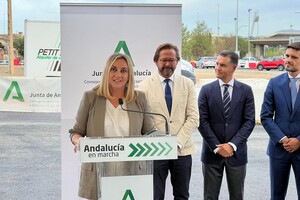 La consejera ha visitado las obras de un carril BUS-VAO en Granada.
