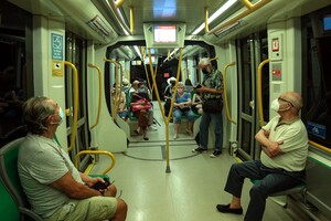 Usuarios del metro de Málaga.