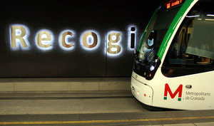 Metro de Granada a su paso por la estación soterrada de Recogidas.