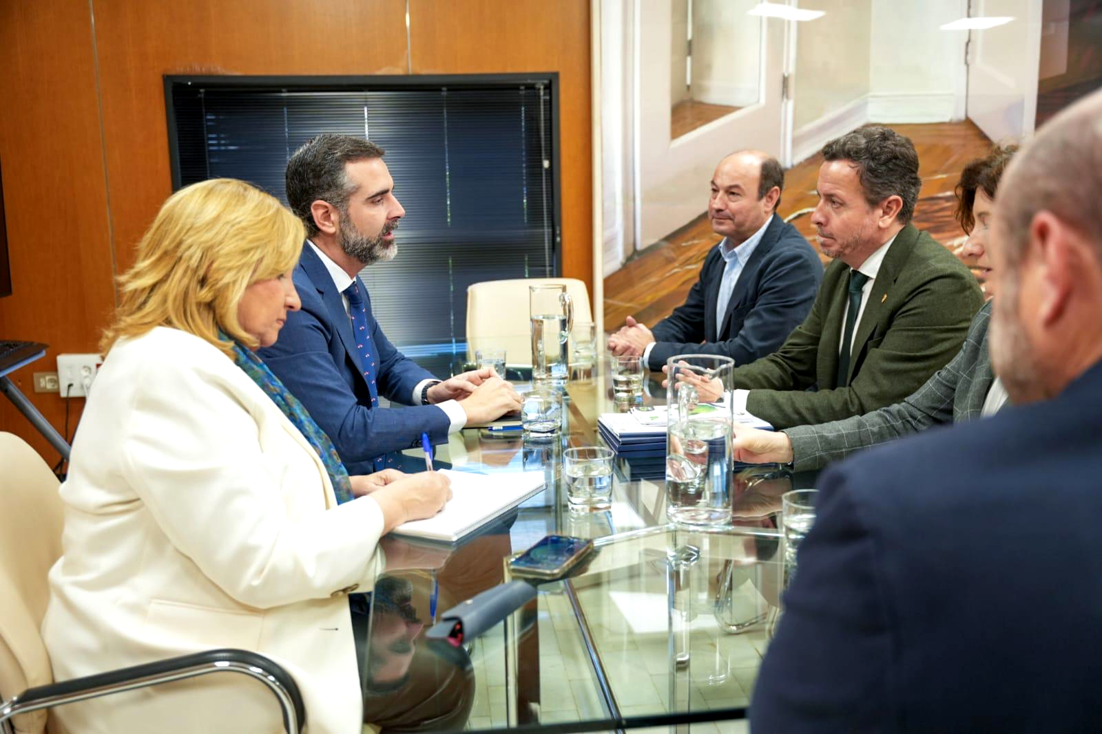 El consejero se reúne con la directiva del Colegio Oficial de Ingenieros Técnicos Agrícolas y Graduados en Ingeniería Agrícola de Andalucía Occidental (Coitand) 
