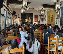 Estudiantes asisten a la Peña Flamenca La Platería en Granada