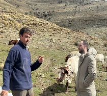 El joven ganadero con el responsable provincial del IAJ en Granada