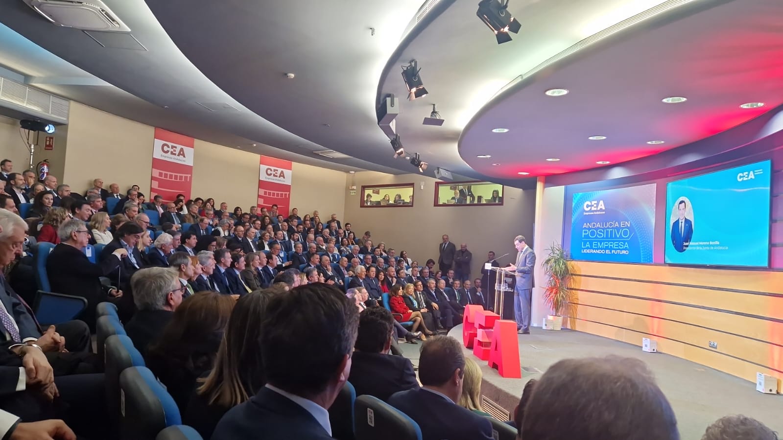 Vista general del foro empresarial durante la clausura por el presidente del Gobierno andaluz
