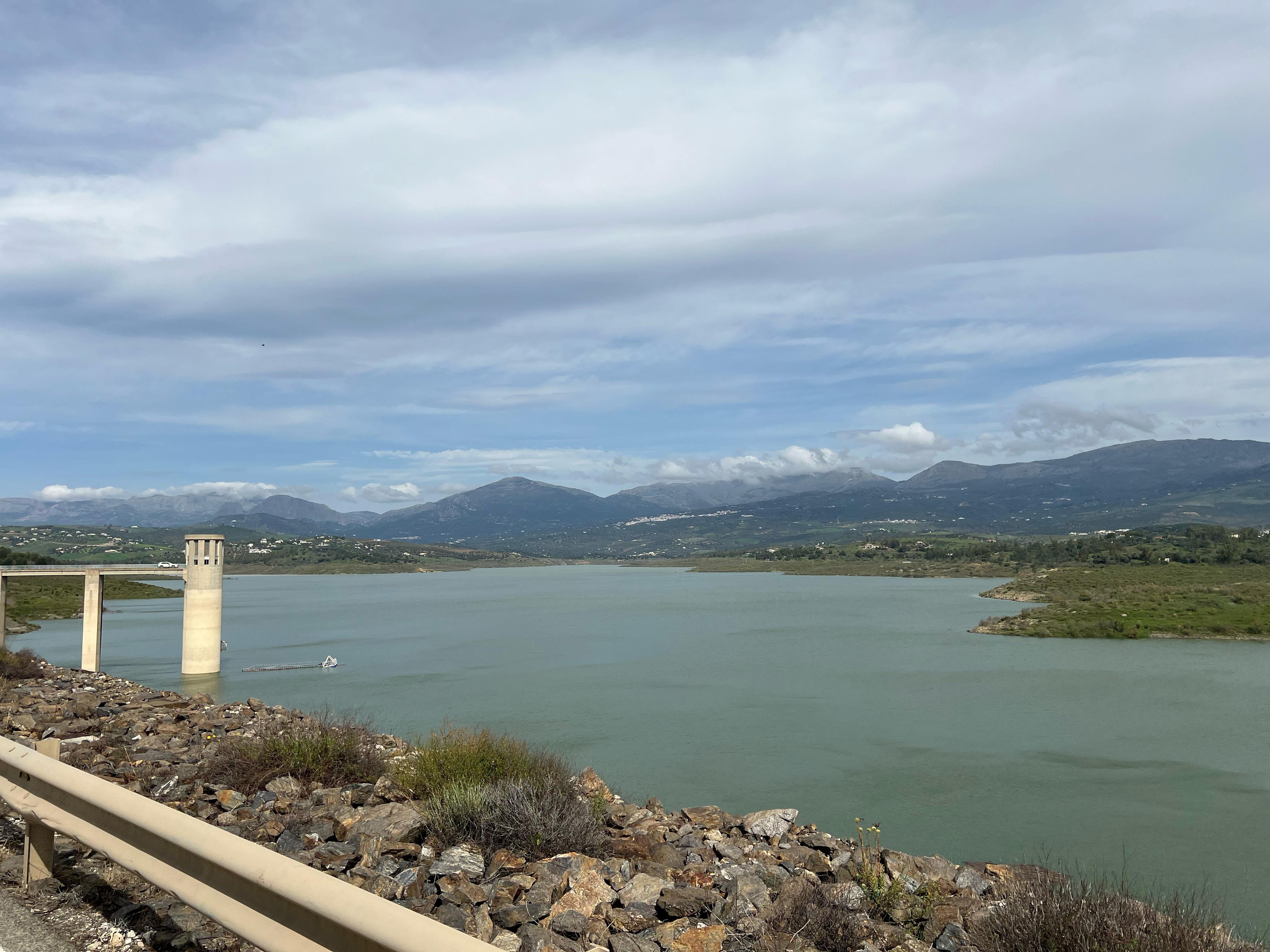 Imagen del embalse de La Viñuela (Málaga) tras las lluvias