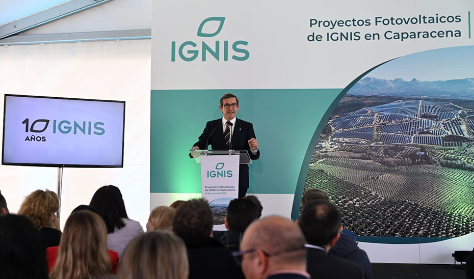 El consejero de Industria, Energía y Minas, Jorge Paradela, durante su intervención en el acto de inauguración del proyecto fotovoltaico de IGNIS en Caparacena.