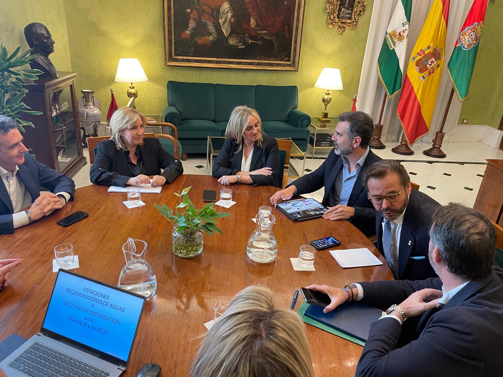 El consejero de Agricultura se reúne con la alcaldesa de Granada