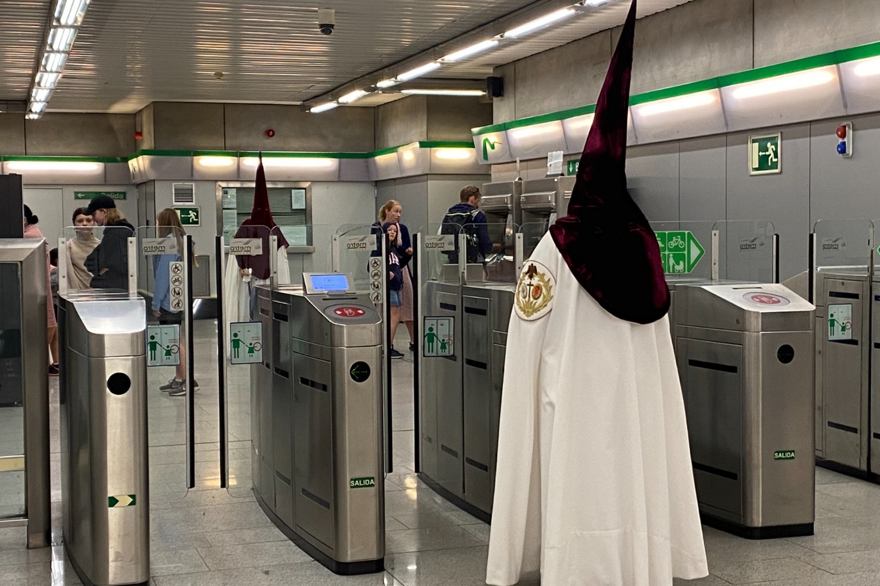Usuarios del Metro de Sevilla durante la Semana Santa.