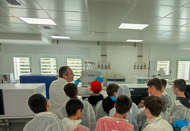 Momento de la visita de alumnos del IES Bahía de Almería al Laboratorio de Producción y Sanidad Vegetal de Almería.