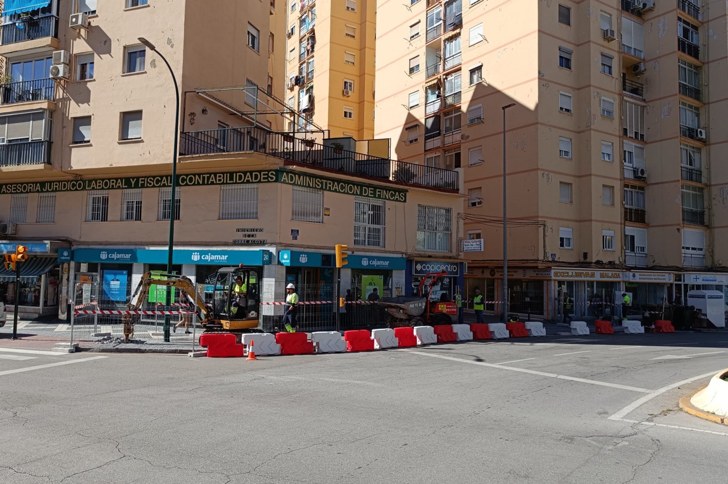 Cortes de tráfico en la glorieta de Las Chapas de Málaga.