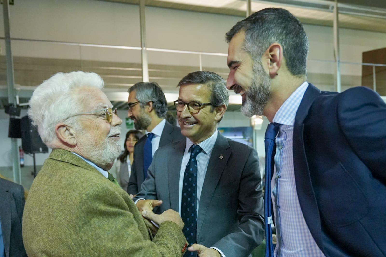 Fernández-Pacheco y Paradela inauguran una jornada sobre agrovoltaica en Andalucía.