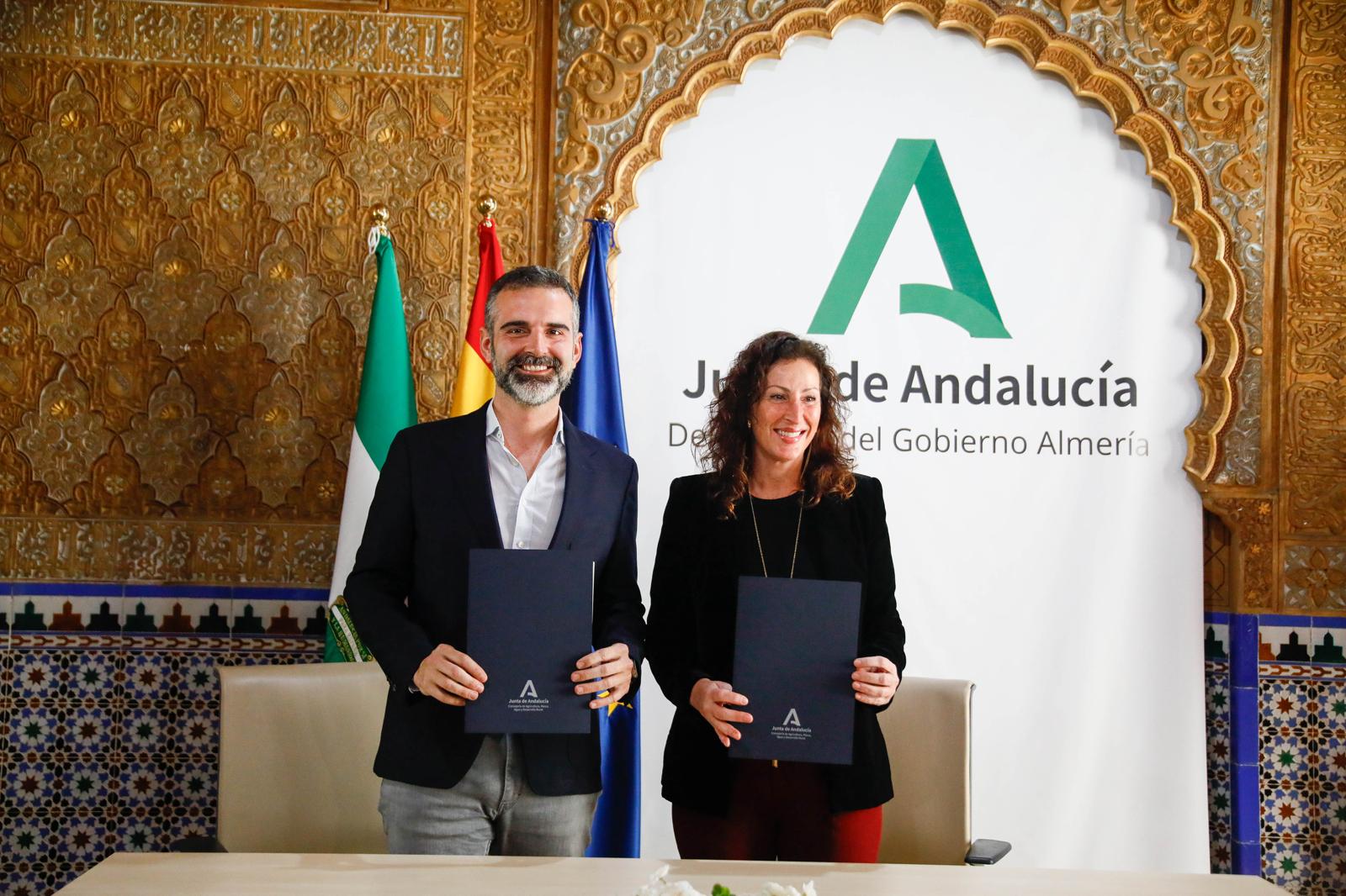 El consejero y la alcaldesa firman el convenio