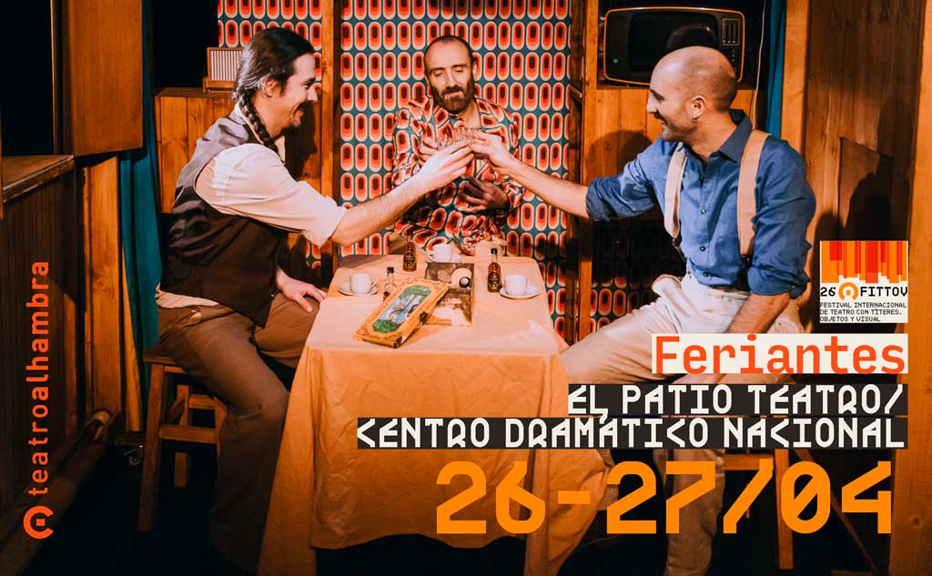 Tres actores haciendo un brindis durante una representación teatral