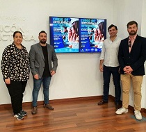 A la presentación de los cursos han acudido por parte del IAJ su director general y la coordinadora provincial en Málaga