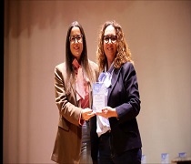 La responsable provincial del IAJ en Jaén recoge el premio