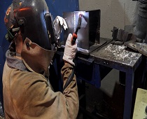 Un alumno de FP realiza prácticas de soldadura