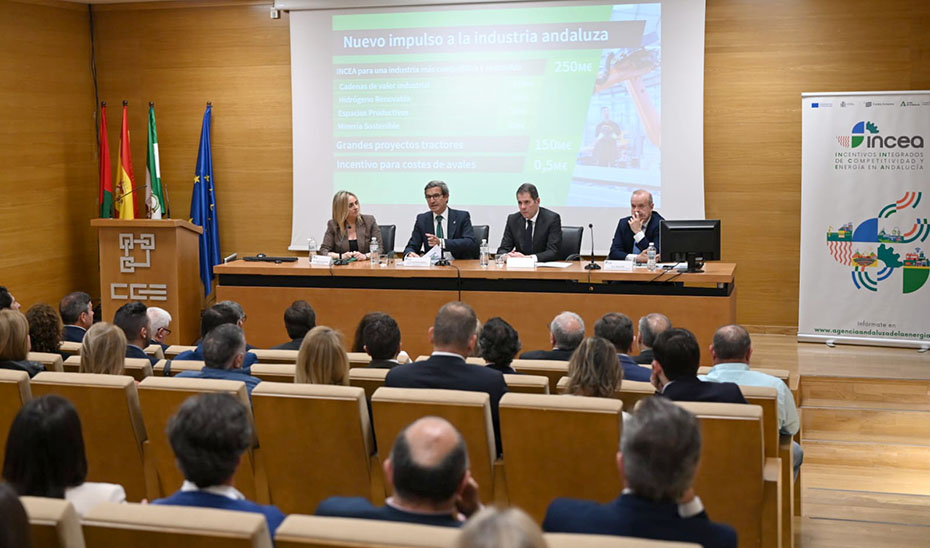 El consejero de Industria, Energía y Minas, Jorge Paradela, en la presentación en Granada de los nuevos incentivos para las empresas industriales financiados con fondos FEDER.