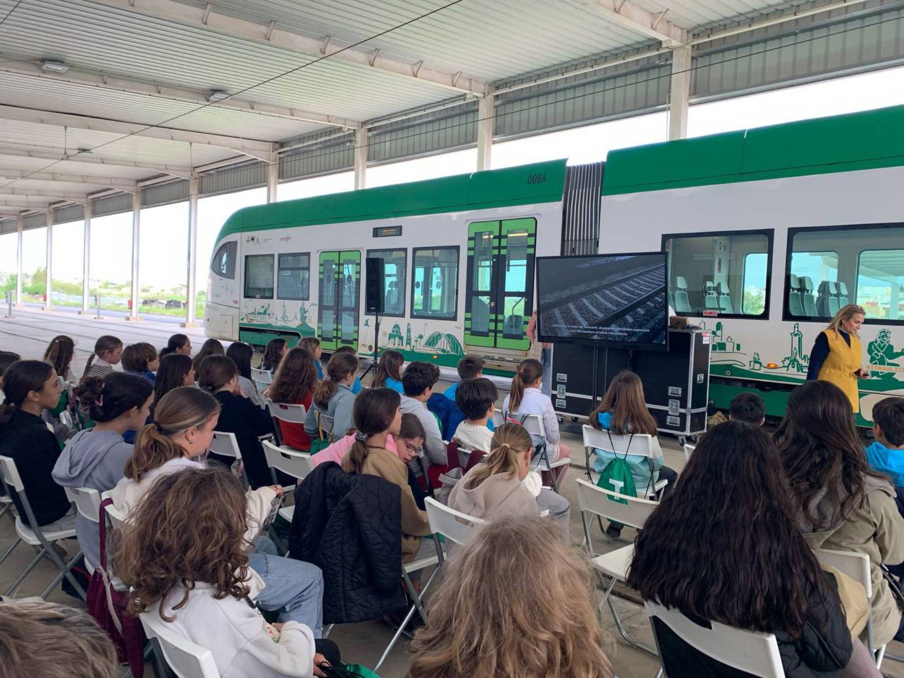 Escolares del CEIP La Inmaculada de Cádiz visitan los talleres del Trambahía.