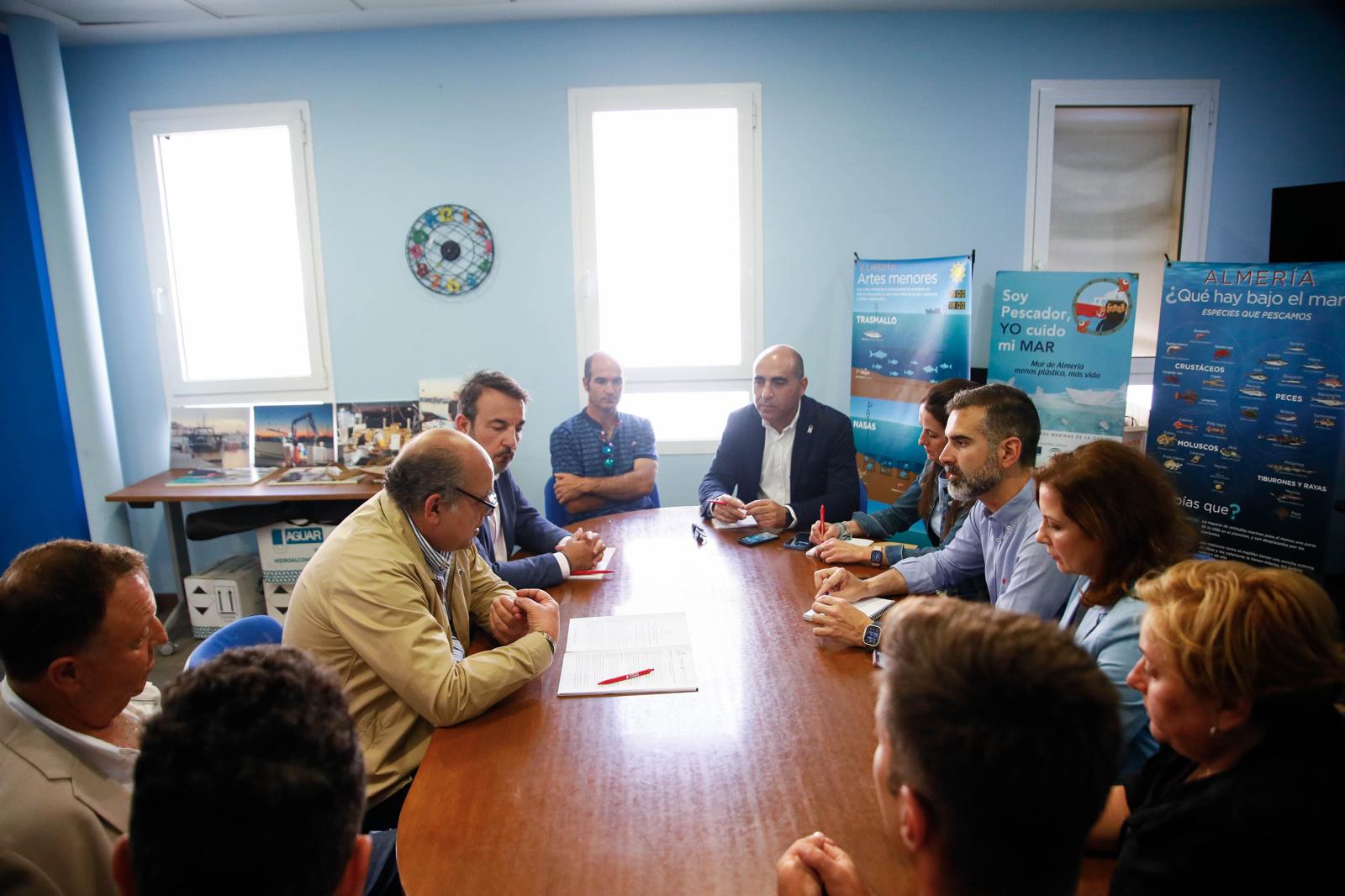 Fernández-Pacheco se reúne con representantes del sector en la lonja de Almería