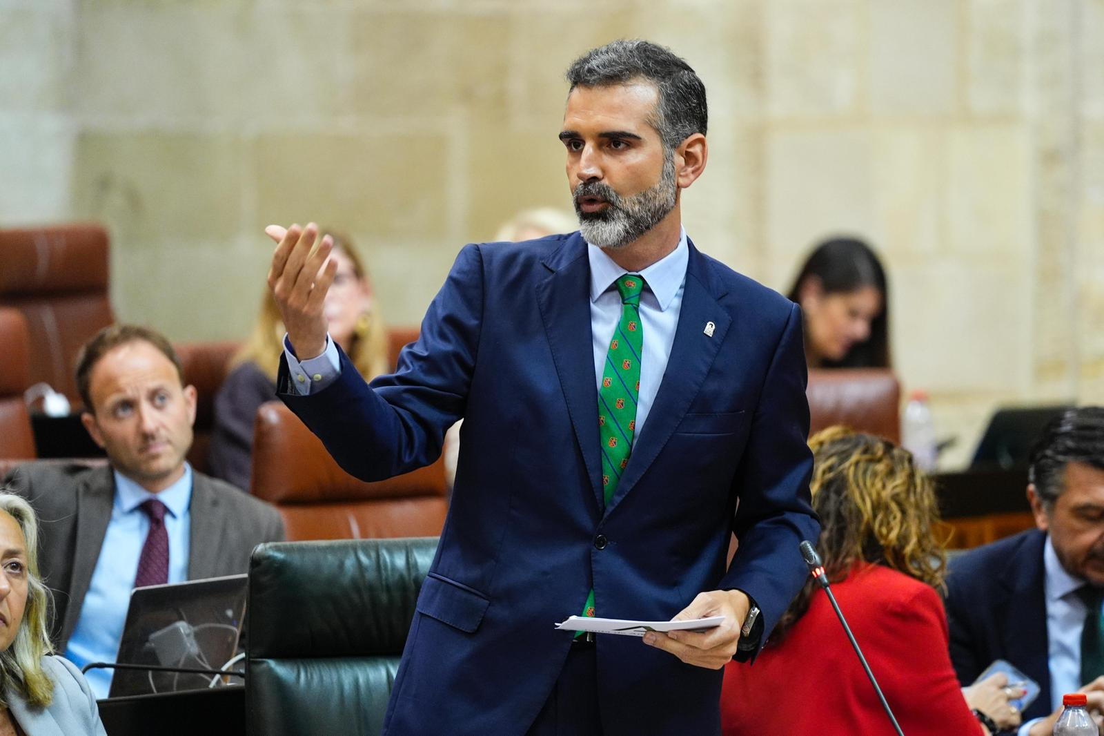 El consejero de Agricultura durante el pleno del Parlamento andaluz