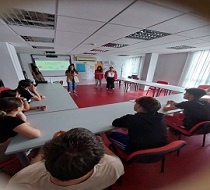 Acto de clausura con los jóvenes participantes en la sede de Cruz Roja de Jaén