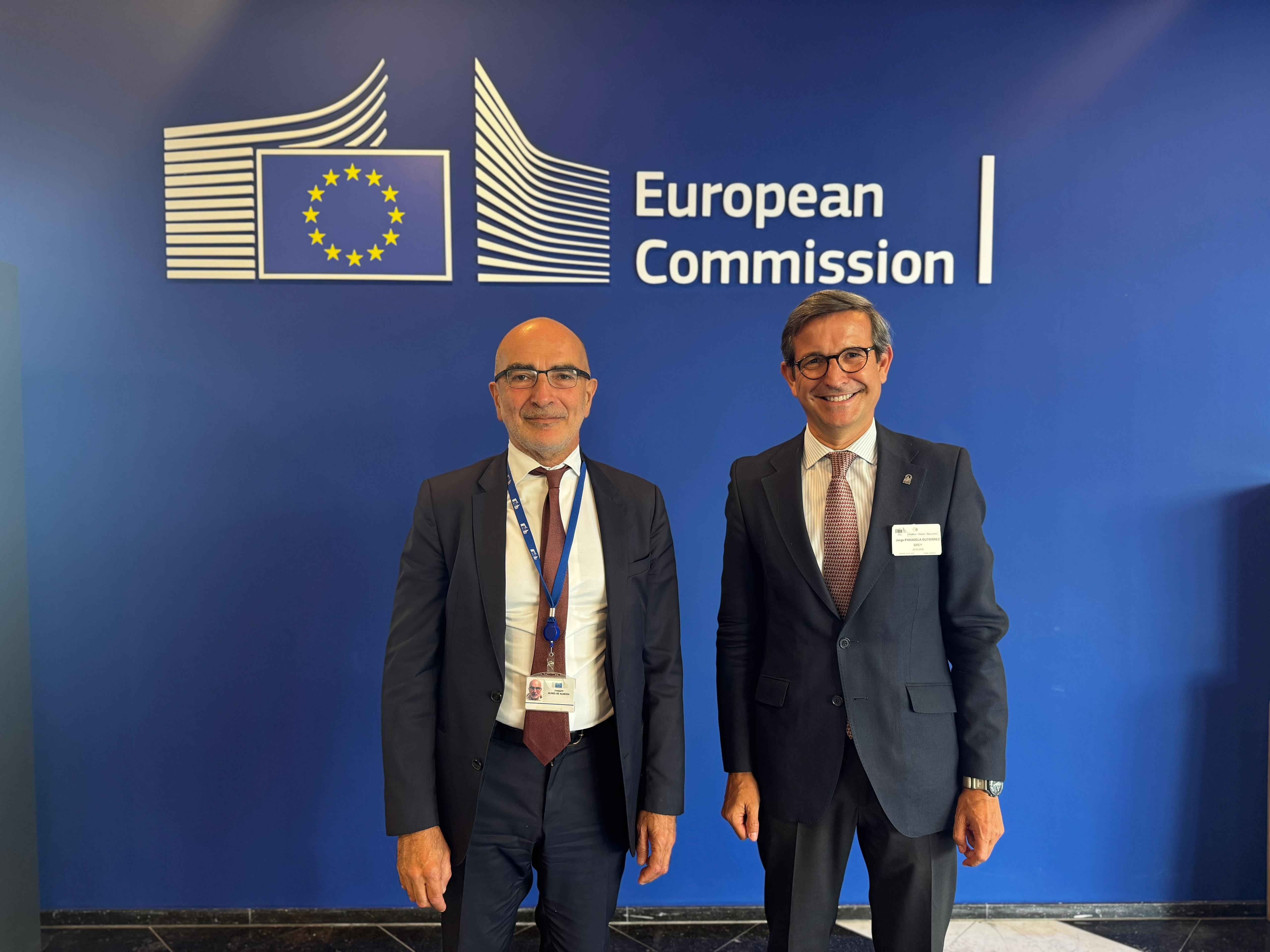El consejero Jorge Paradela junto al director general de Mercado Interior, Industria, Emprendimiento y Pymes de la Comisión Europea, DG Grow, Joaquim Nunes de Almeida, en Bruselas.