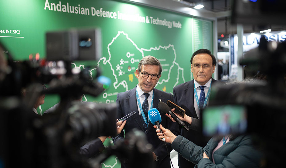 El consejero de Industria, Energía y Minas, Jorge Paradela, en la Feria Internacional de Defensa y Seguridad de España (FEINDEF) que se celebra en Madrid.