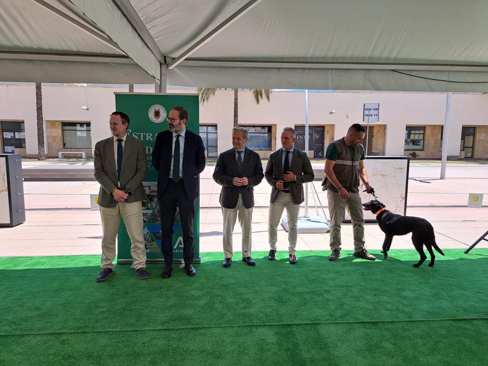 El director general y el delegado territorial durante la exhibición de la Unidad Canina.