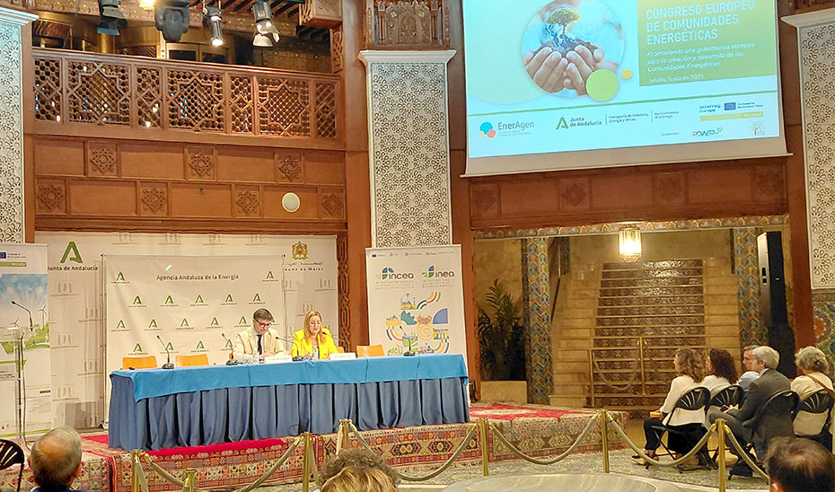 El viceconsejero de Industria, Energía y Minas, Cristóbal Sánchez, junto con la directora gerente de la Agencia Andaluza de la Energía, Natalia Márquez, en la inauguración del I Congreso Europeo de Comunidades Energéticas en Andalucía.