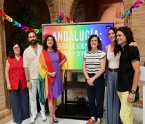 La consejera ha estado acompañada por la alcaldesa de La Puebla del Río y la delegada territorial de Inclusión Social