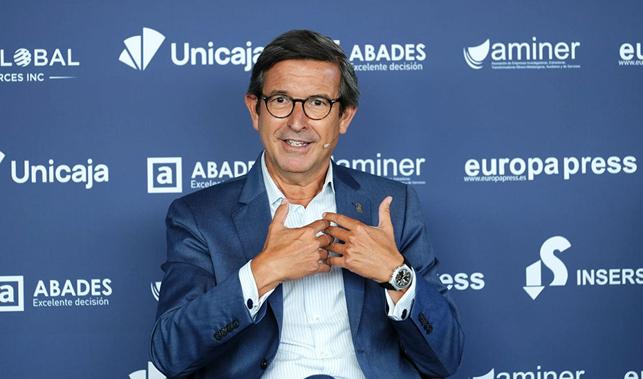 El consejero de Industria, Energía y Minas, Jorge Paradela, en el desayuno informativo organizado por Europa Press en Sevilla.