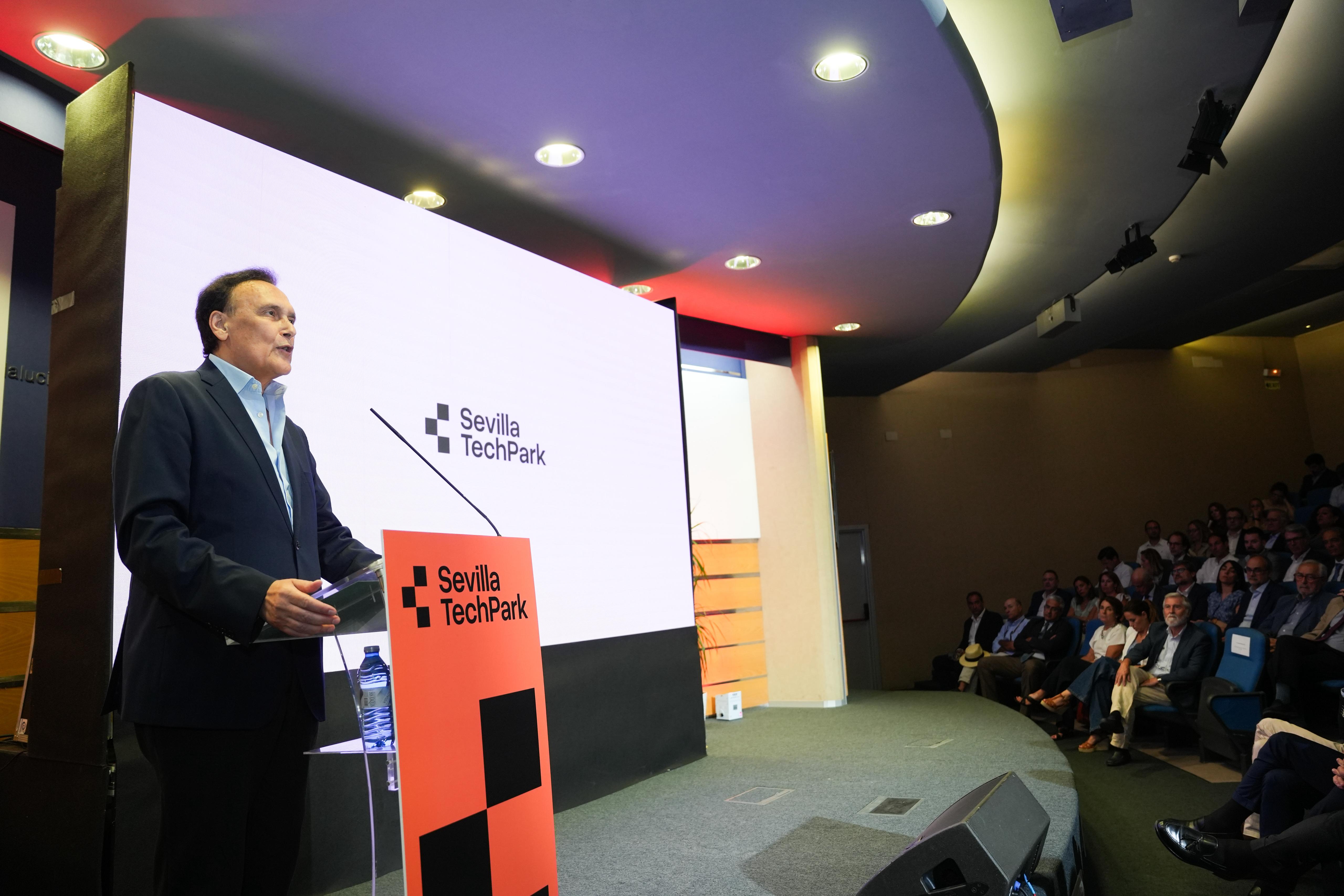 Villamandos durante la presentación de resultados de Sevilla Teckpark