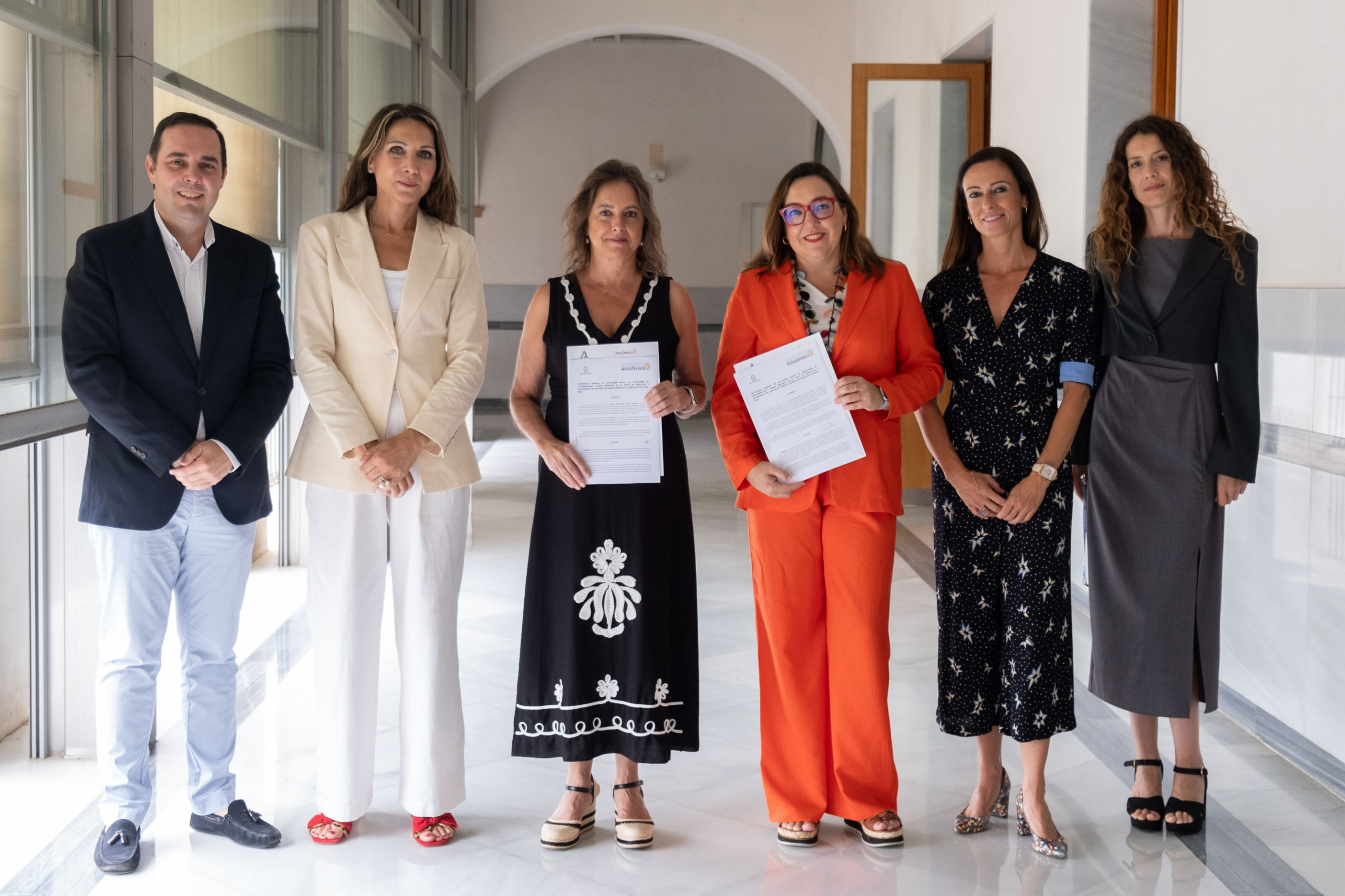 Catalina García ha firmado con representantes de la compañía farmacéutica AstraZeneca un Protocolo General de Actuación.