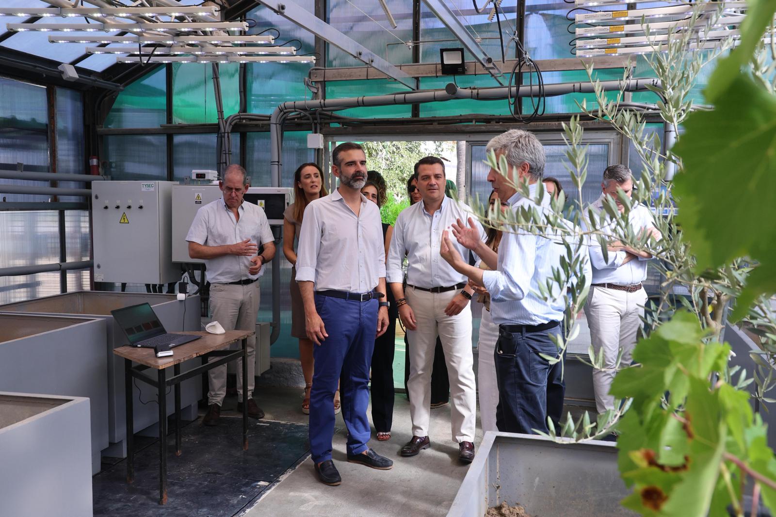 Fernández-Pacheco durante la visita