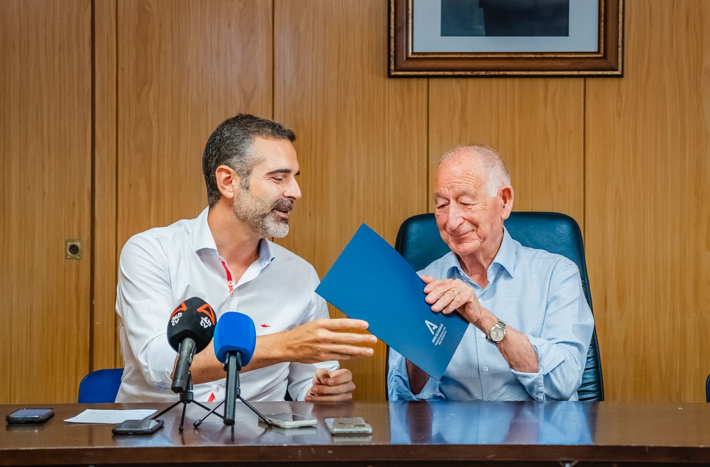 El consejero de Agricultura entrega la concesión de agua desalada para abastecimiento al alcalde de Roquetas de Mar (Almería)