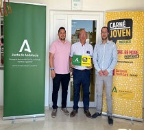 El responsable provincial del IAJ, a la derecha, con los responsables municipales de Freila