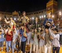 Las jóvenes promesas de la tauromaqui salen a hombros en la plaza de la Merced de Huelva