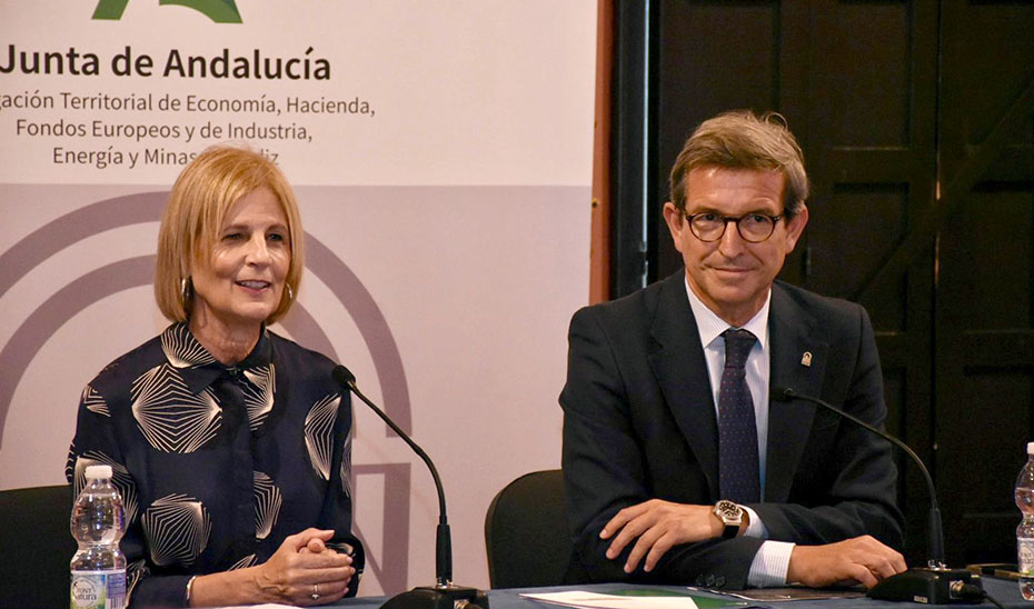 El consejero de Industria, Energía y Minas, Jorge Paradela, y la alcaldesa de Jerez, María José García-Pelayo, en una jornada técnica sobre la convocatoria abierta de incentivos para el proyecto tractor de Transición Justa ‘Hub aeronáutico Net Zero Jerez’.