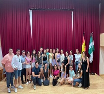 El director del IAJ acompañado por los componentes del grupo joven de la Hermandad de la Virgen del Carmen