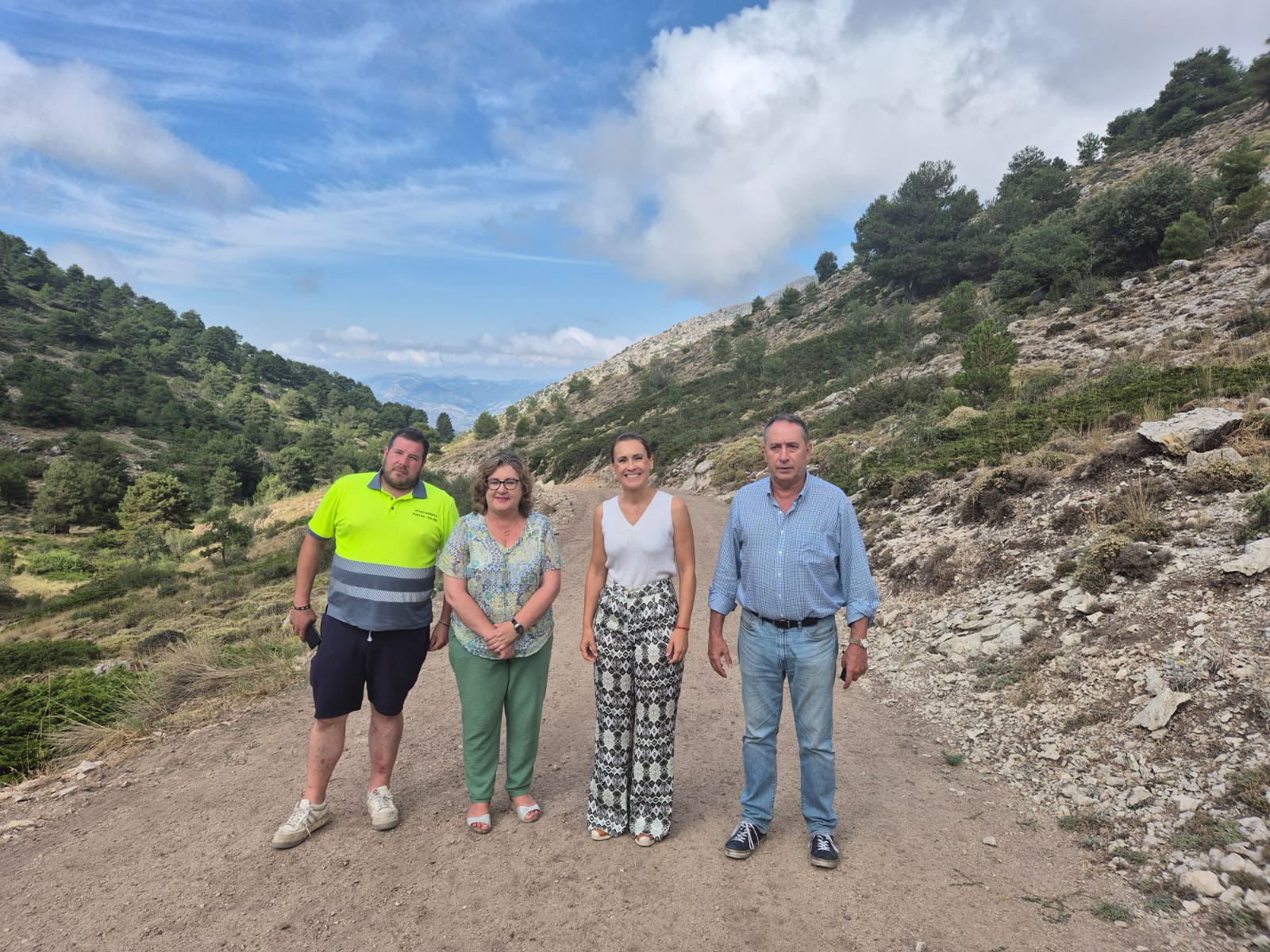 La delegada territorial, María José Lara, durante su visita a la zona.