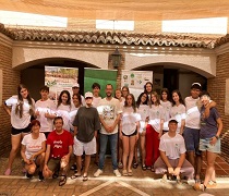 Los jóvenes voluntarios acompañados por el responsable provincial del IAJ en Granada