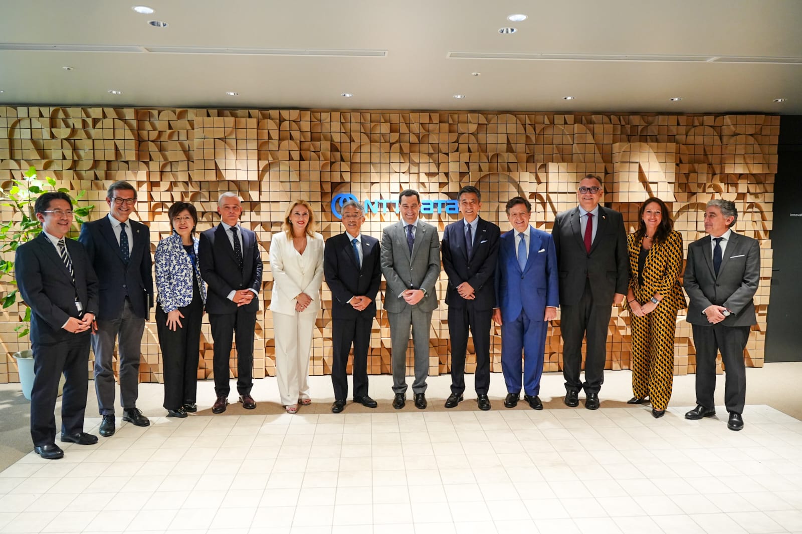 Foto de familia del encuentro con NTT DATA.