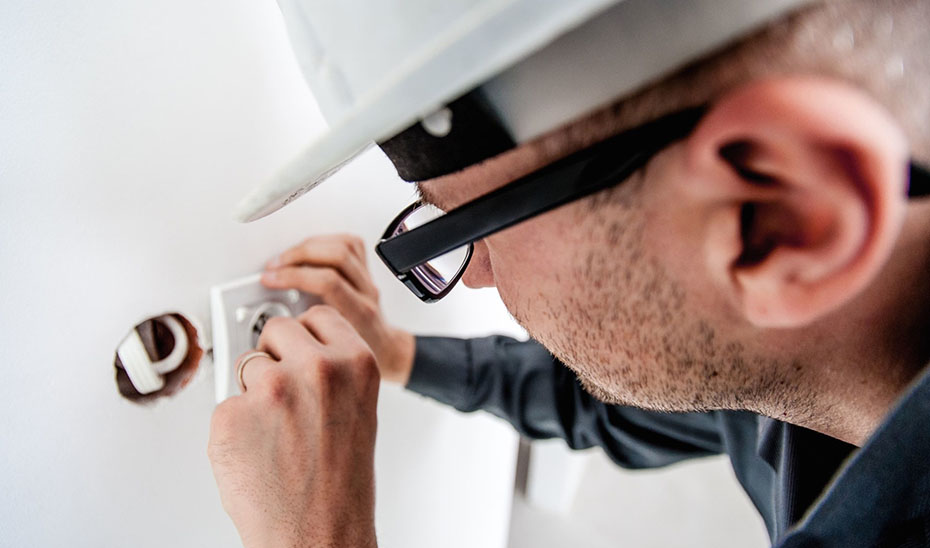 Un electricista completa una instalación eléctrica en un domicilio.