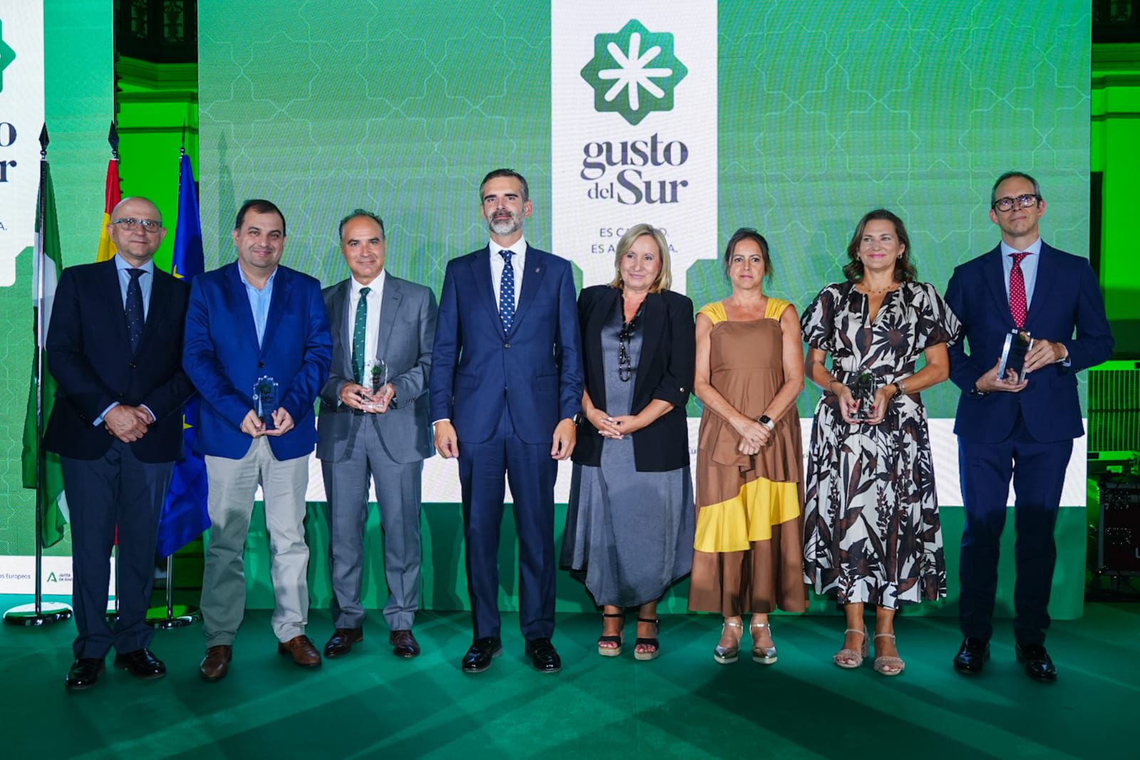 Foto de familia de los distinguidos en este segundo aniversario de Gusto del Sur.