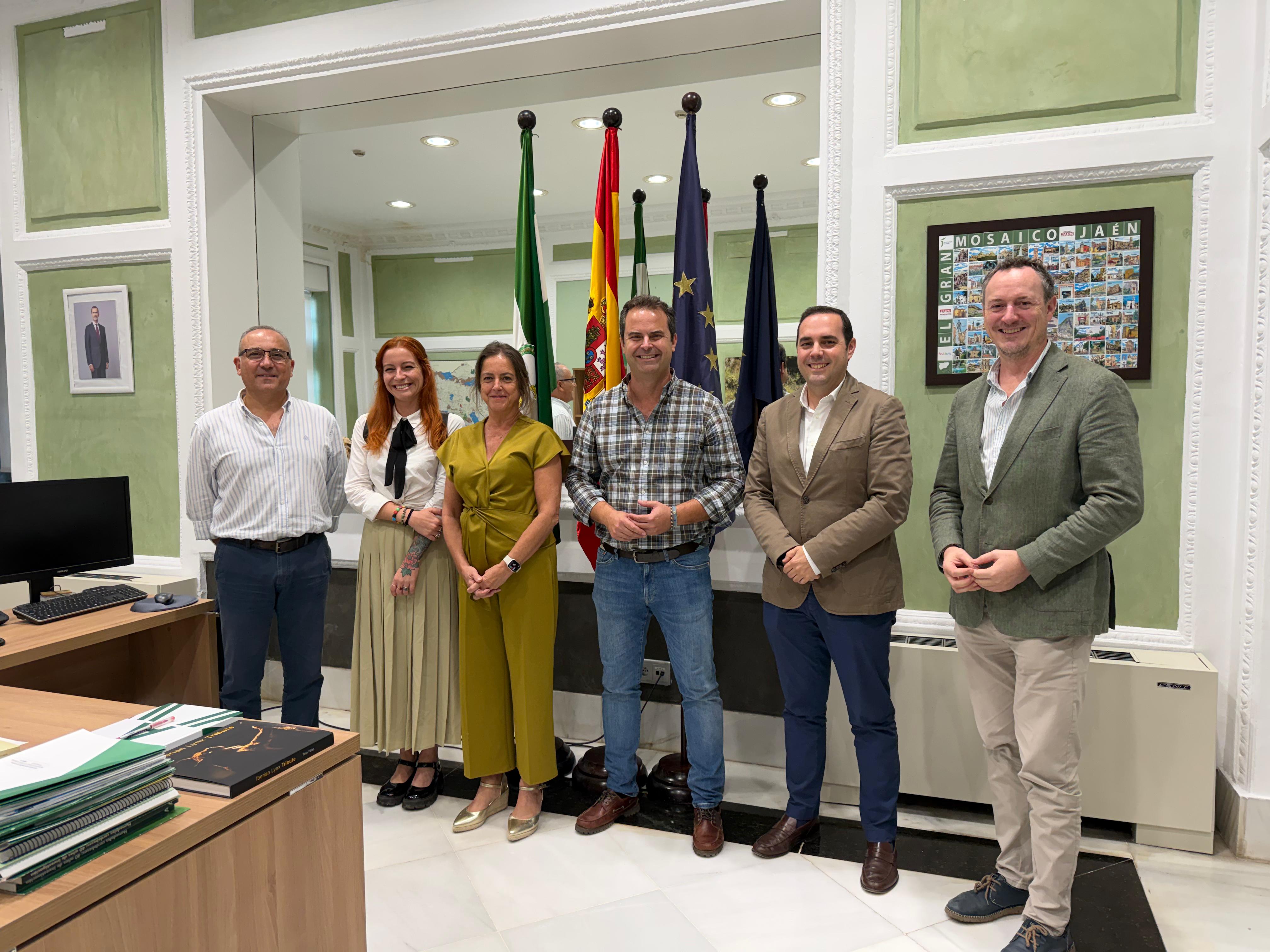 Catalina García, Juan Luis Ávila y los responsables de la Consejería y de COAG Andalucía, en el despacho de la consejera.