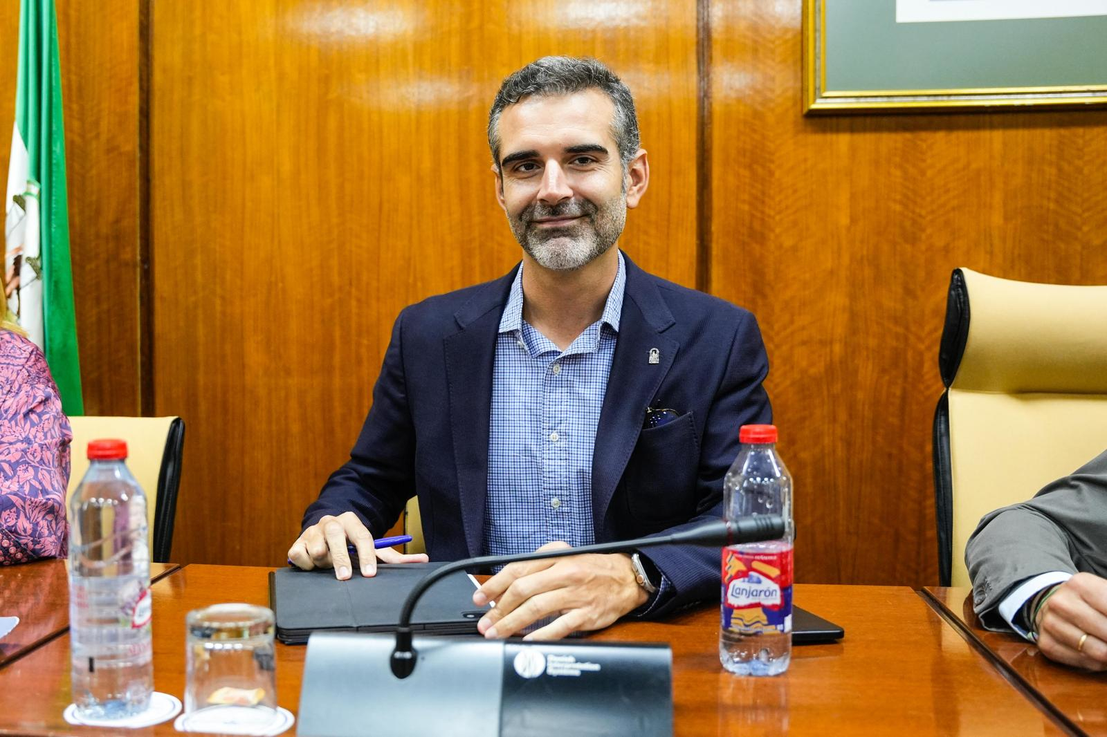 El consejero de Agricultura antes de comenzar la comisión parlamentaria