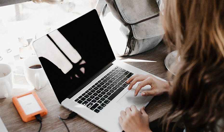 Autónoma trabajando con un portátil.