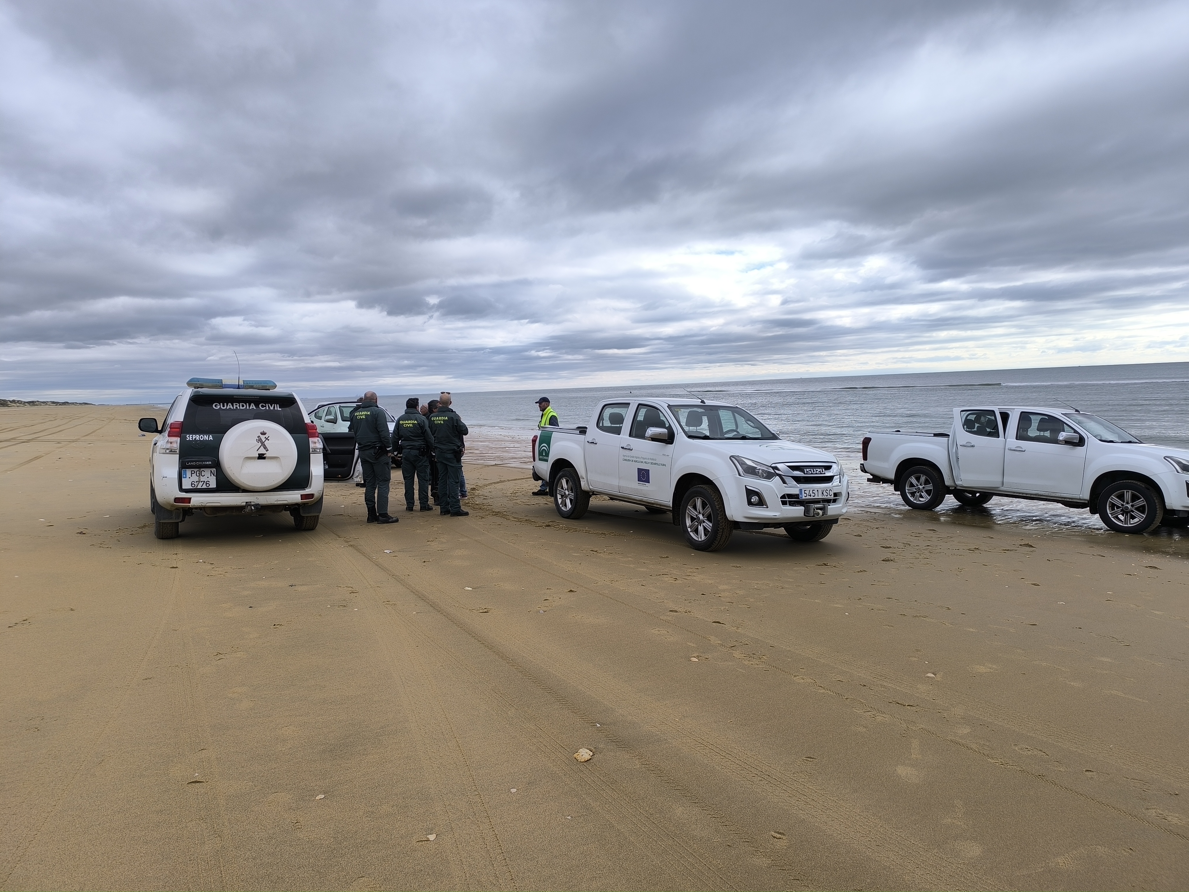 Vehículos de Inspección Pesquera y de la Guardia Civil, en acciones de control de marisqueo ilegal de coquina.