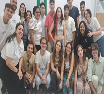 Jóvenes participantes en el panel de solidaridad