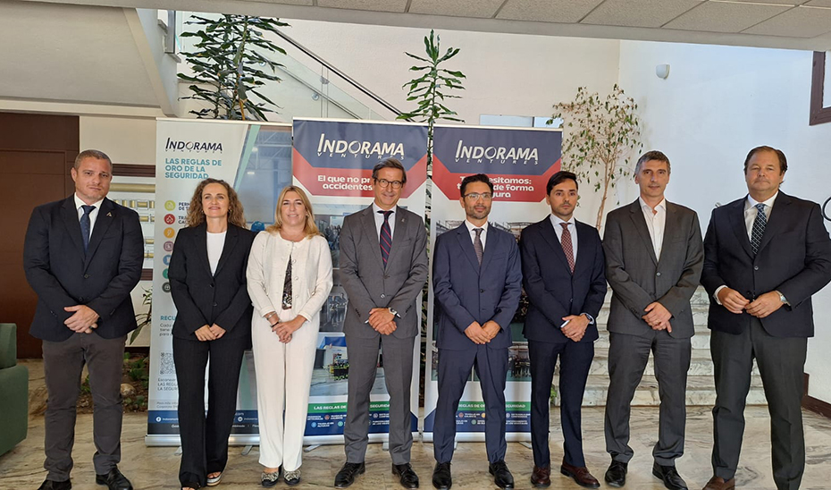 El consejero de Industria, Energía y Minas, Jorge Paradela, en una foto de familia durante la visita a las instalaciones de Indorama Ventures en San Roque.