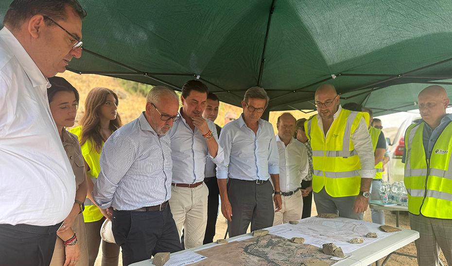 El consejero de Industria, Energía y Minas, Jorge Paradela, en la visita a los trabajos de restauración ambiental en el entorno minero de Cortijo de Lara en La Carolina (Jaén).